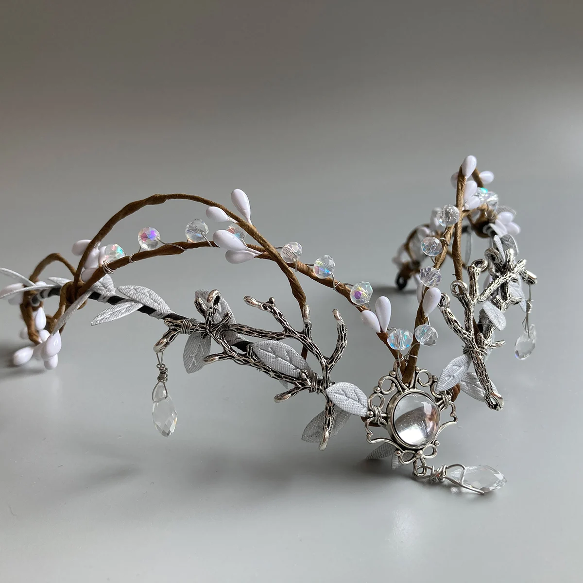 Heaven Sends: Ghirlanda Natalizia Con Archi Tartan, Pigne E Rose Rosse - 58 Cm