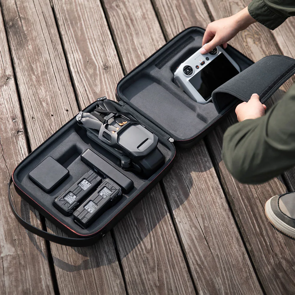 Sac de transport PGYTECH pour DJI Mavic 3 Series porté en bandoulière, vue de côté, gris clair, avec poignée et sangle réglable.