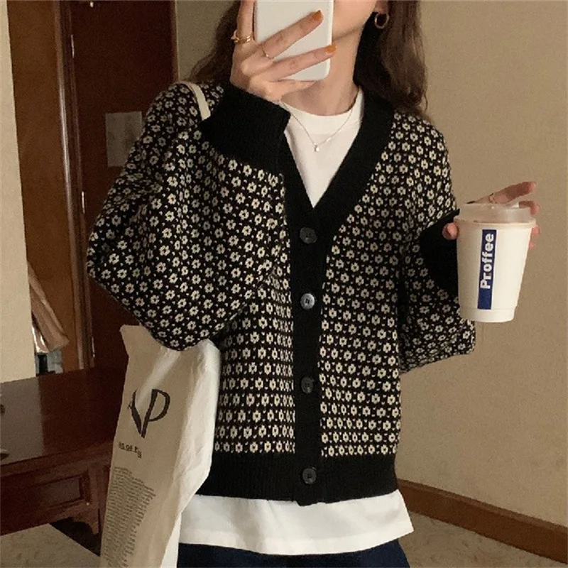 

V-neck Knitted Cardigan Women Loose Short Thickened Sweater Coat Autumn Winter Retro Black and White Jacquard Women Cardigan