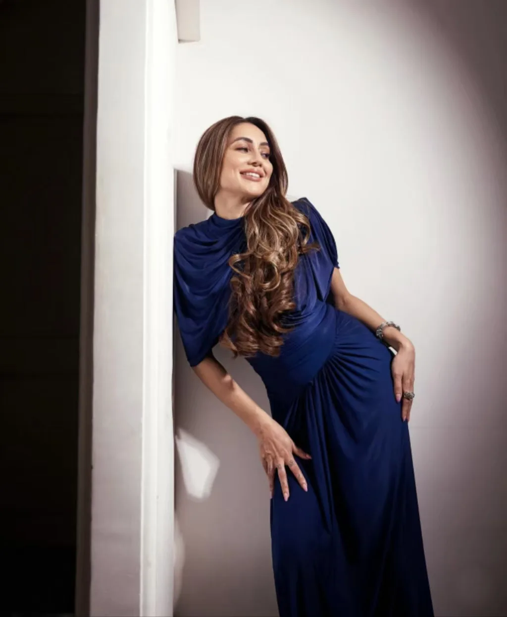 فستان صيفي طويل أنيق للنساء موضة خارج الكتف فساتين الحفلات المسائية النحيفة الفاخرة عالية الخصر مطوي فستان ماكسي 2025