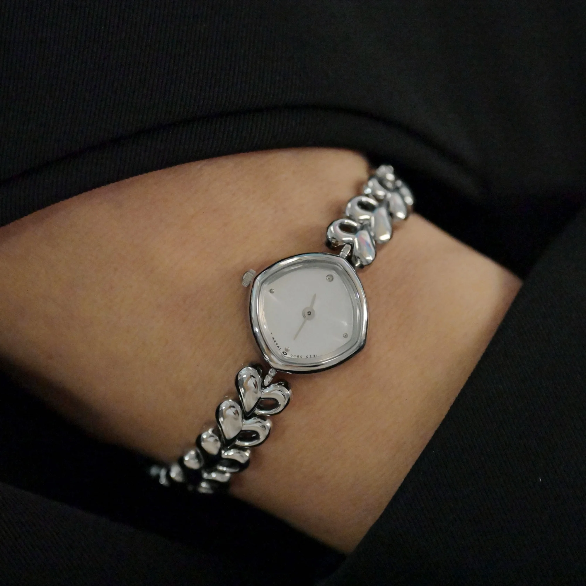 2025 ساعة نسائية فاخرة بتصميم عتيق مقاومة للماء وخ...