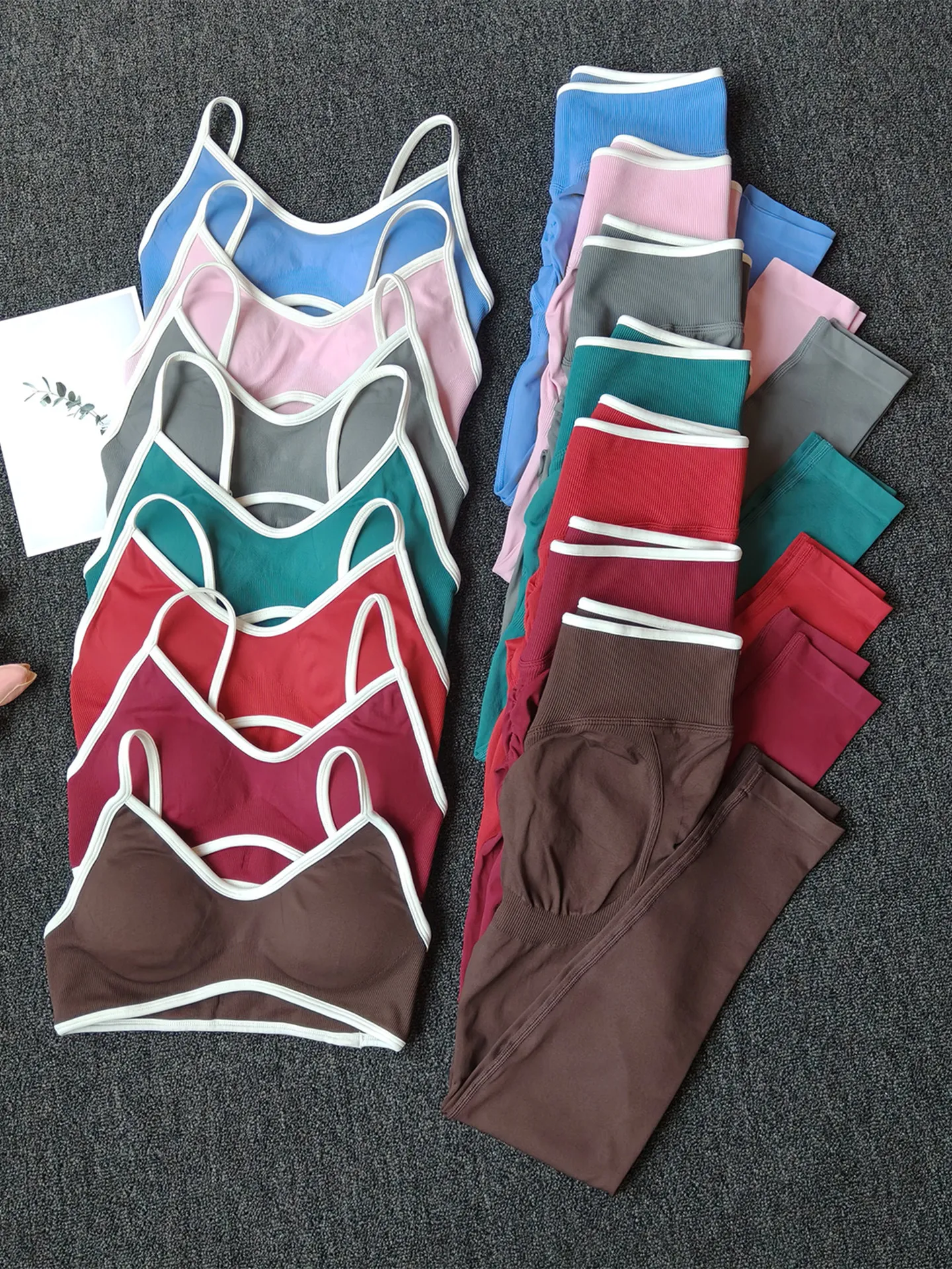 Combinaison de yoga pour femmes avec bretelles contrastées, soutien-gorge intégré, taille haute, effet push-up fessier et ventre plat, tenue de sport et de fitness