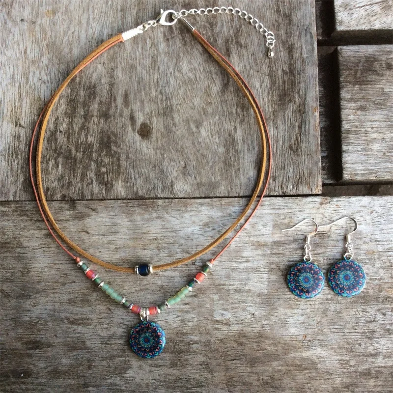 

2022 New Fashion Women Bohemian Rural Tribal Pattern Round Pendant Double Layer Colorful Beads Leather Rope Necklace Jewelry