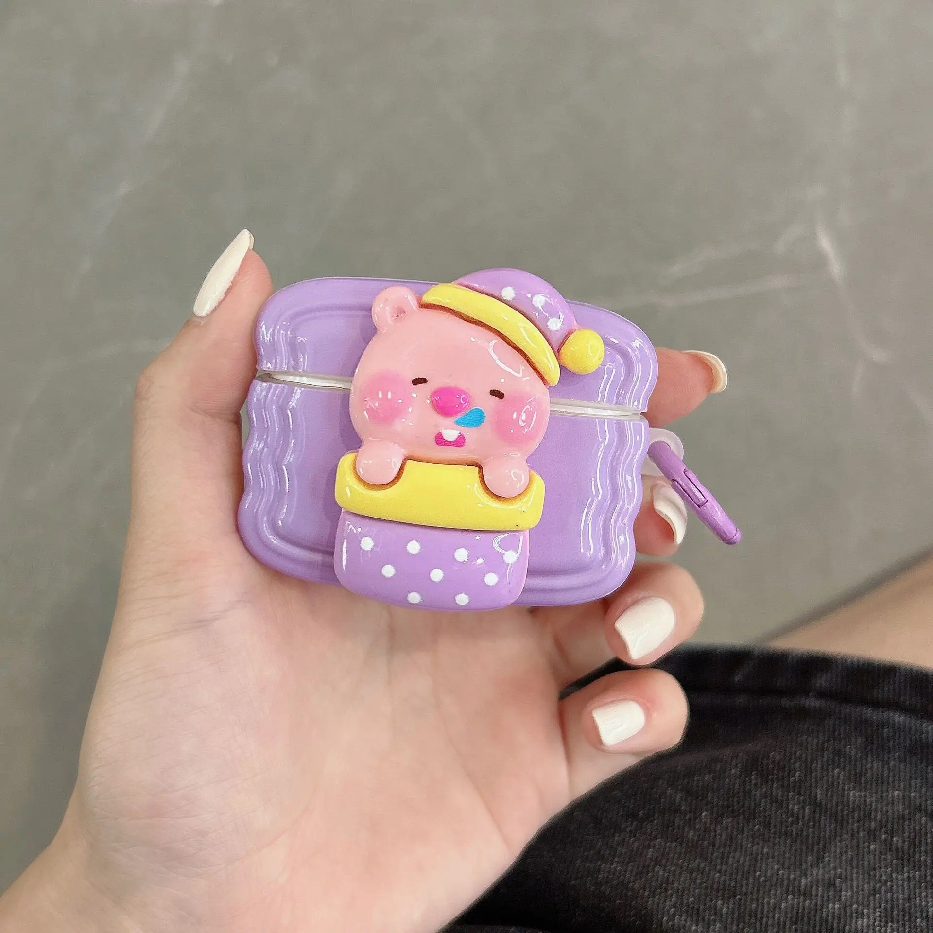 thumbnail image 1 of Bonita funda para auriculares con dibujos animados en 3D de castor para AirPods 1, 2 y 3, con llavero, suave funda protectora inalámbrica con Bluetooth para AirPods Pro 2, 1 of 5