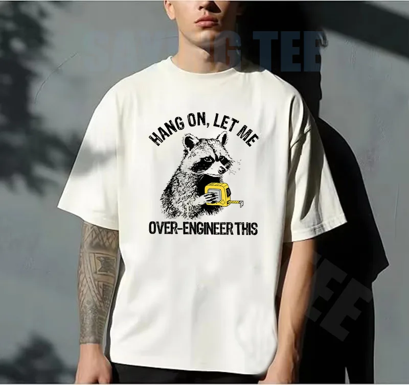 Warte, lass mich das schmeichelnde T-Shirt mit lustigem Waschbär-Motiv für Techniker im Y2K-Stil gestalten – Süßes, personalisiertes Herren-T-Shirt für den Arbeitsalltag mit sarkastischem Spruch