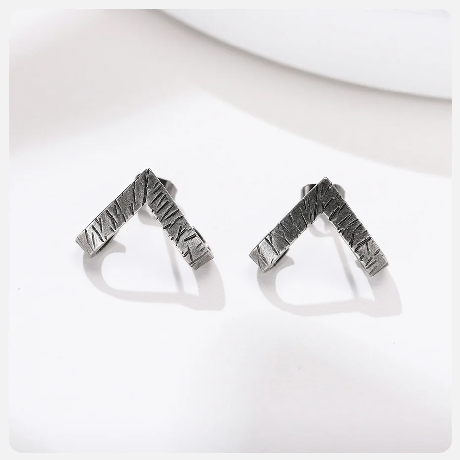 Vnox Retro-Ohrstecker für Herren, Cool Boy Vintage Wikinger-Ohrringe, stilvoller strukturierter Dreiecks-Ohrschmuck – Detail 9