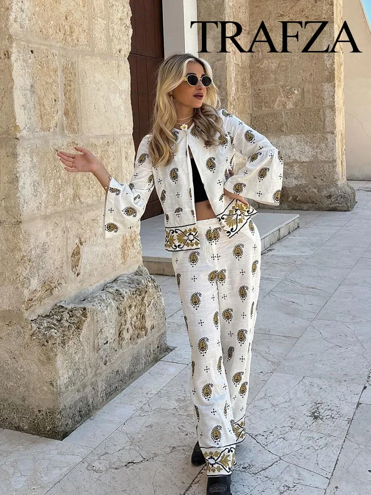 

Женский кардиган с круглым вырезом и брюки с высокой талией