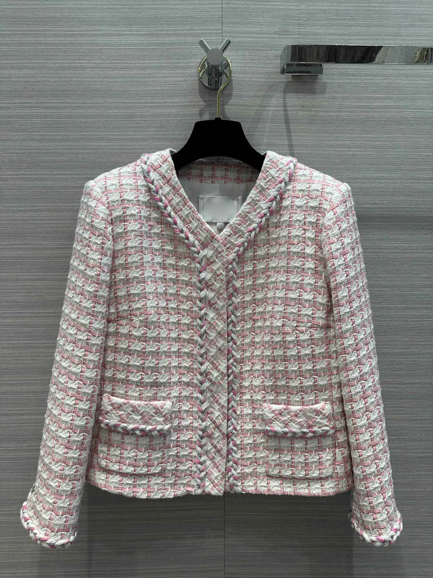 

Summer new V-neck design nine-point sleeve small coat advanced tone super skin showing white elegant temperament socialite