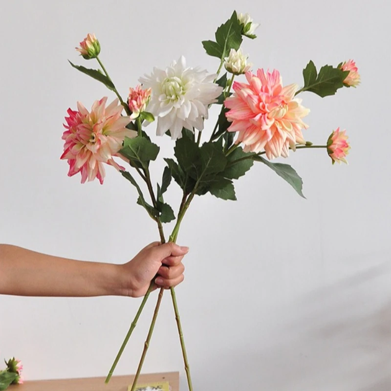 5 Stück/Set Künstliche Blumen 3-köpfige Dahlie Heimdekoration Seiden-Dahlie Hochzeitstischdekoration Blumenarrangement Partystrauß
