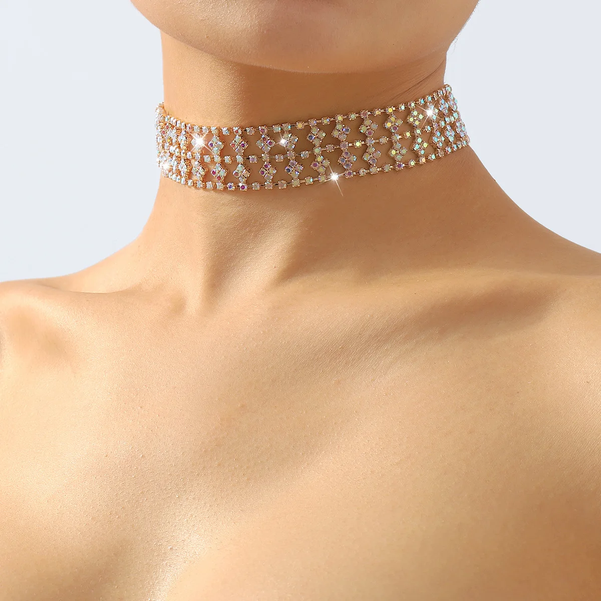 

Light Luxury Wind Flash Diamond Choker Necklace Sexy Geometric Hollow Design Short Necklace Female Choker Necklace