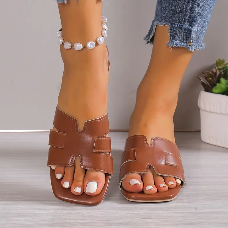 شباشب نسائية صيفية 2025 جديدة بسيطة بلون واحد أحذي...