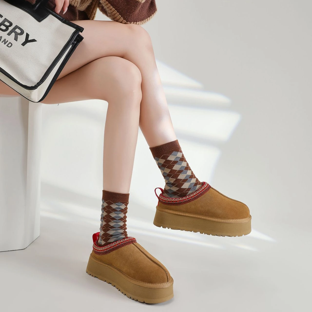 thumbnail image 2 of Nuevas botas de nieve de plataforma de felpa corta de piel, chanclas, zapatos de invierno 2024, zapatos casuales de algodón para el hogar, botas planas cálidas, pantuflas tipo mula, 2 of 6