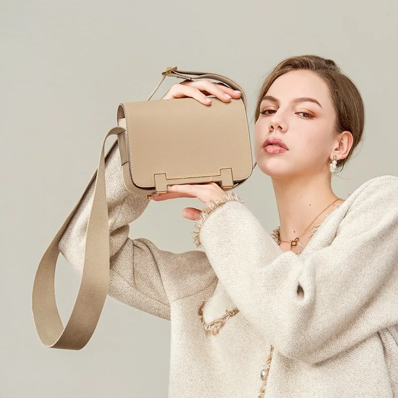 Fashionable Geta Wooden Sandal Bag Luxury Sensation Genuine Leather Medium Square Crossbody Bag for Women Urban Simplicity Style