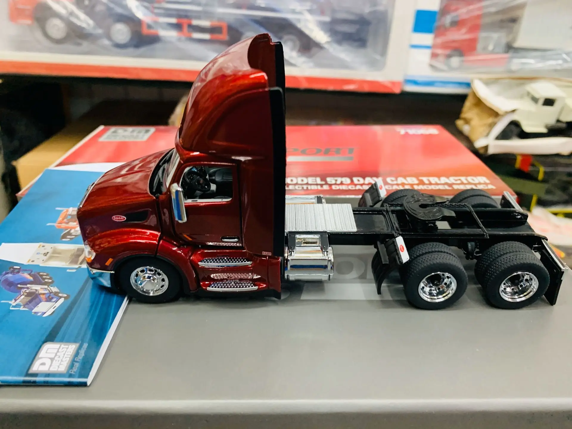

Модель 579, трактор для кабины в масштабе 1/50 от бренд Diecast Masters DM71068