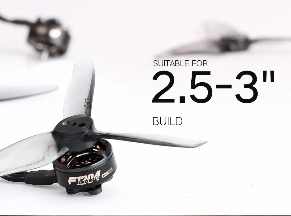 Moteur sans balais T-MOTOR F1204 pour drone FPV, KV6500, posé sur une surface avec son câble.