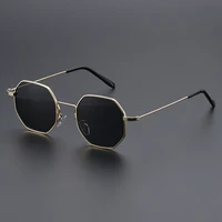 Lunettes de mode à monture géométrique classique pour hommes, adaptées aux cadeaux de vacances à des amis et à la famille 3