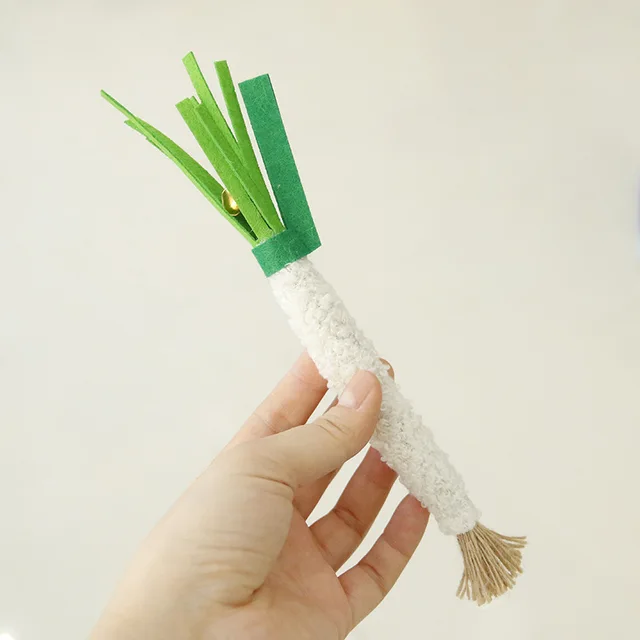 1PC Wooden Sky Liao Scallion Cat Toy Simulated Vegetable Bite resistant Self stimulating Grinding Teeth Teasing Cat Pet Supplies 3