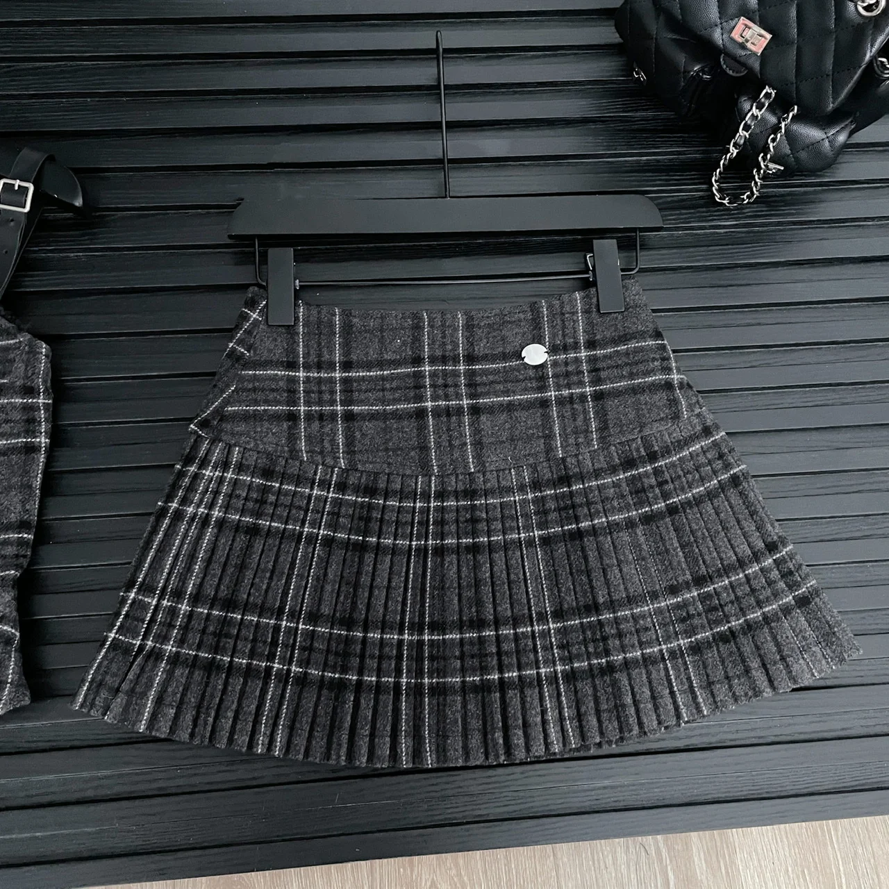 Conjunto de 3 piezas estilo retro coreano de otoño para mujer, camisa blanca, chaleco de tirantes y falda plisada, diseño de estilo universitario, moda Y2K.