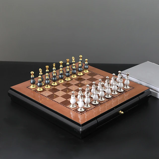 Peças de xadrez em um tabuleiro de xadrez e smartphone o conceito