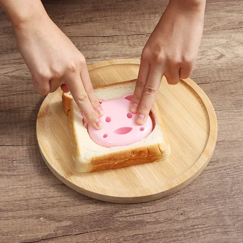 

Bread Cutter Mold Maker DIY Tool Cute Sandwich Accessories Kitchen Little Bear Shape 1pcs Molds Breakfast Sandwiches Cake Bento
