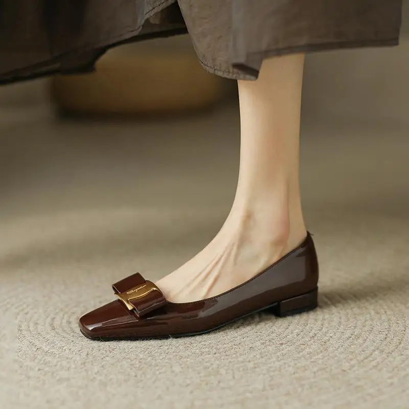 2024 Spring/autumn New Metal Buckle Design with Shallow Flat Commuter Office British Style Patent Leather Women's Loafers