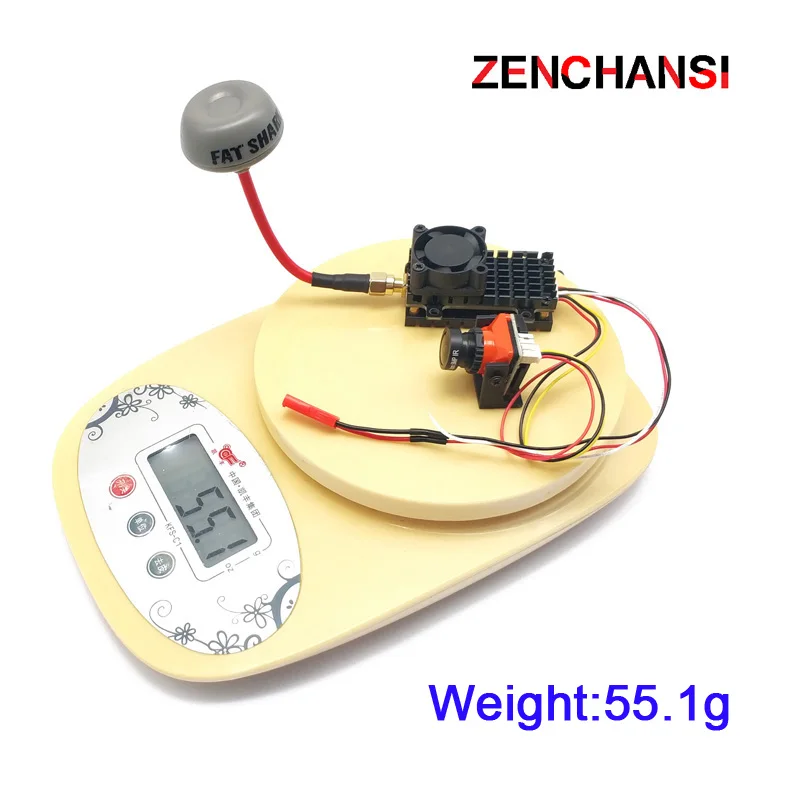 Utilisateur portant les lunettes FPV pour drone, écran 3 pouces en action, récepteur 5.8GHz 48CH, batterie 1800mAh, casque ajusté.