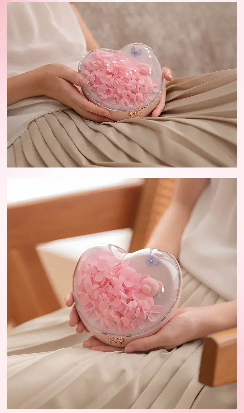 Boite a musique de couleurs  rose dans les mains de femme