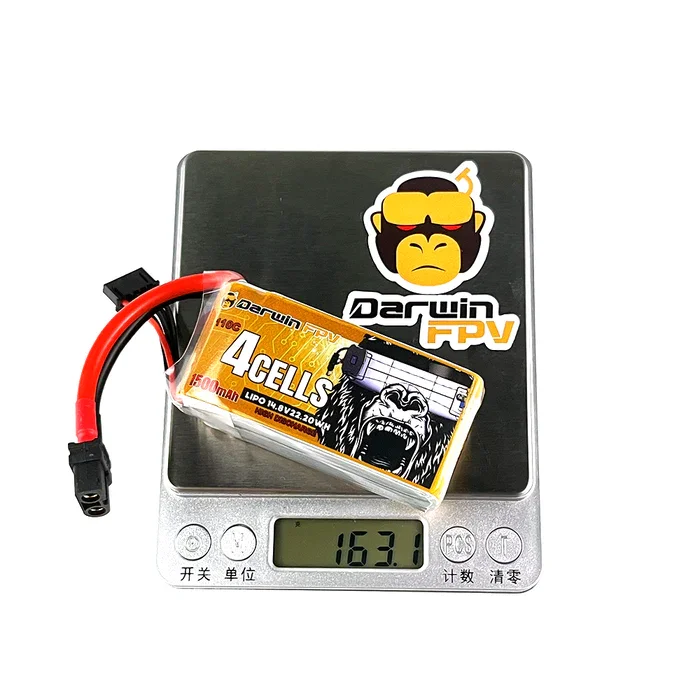 Quatre batteries LiPo 14.8V 1500mAh 110C 4S pour drone RC, alignées sur une surface blanche.