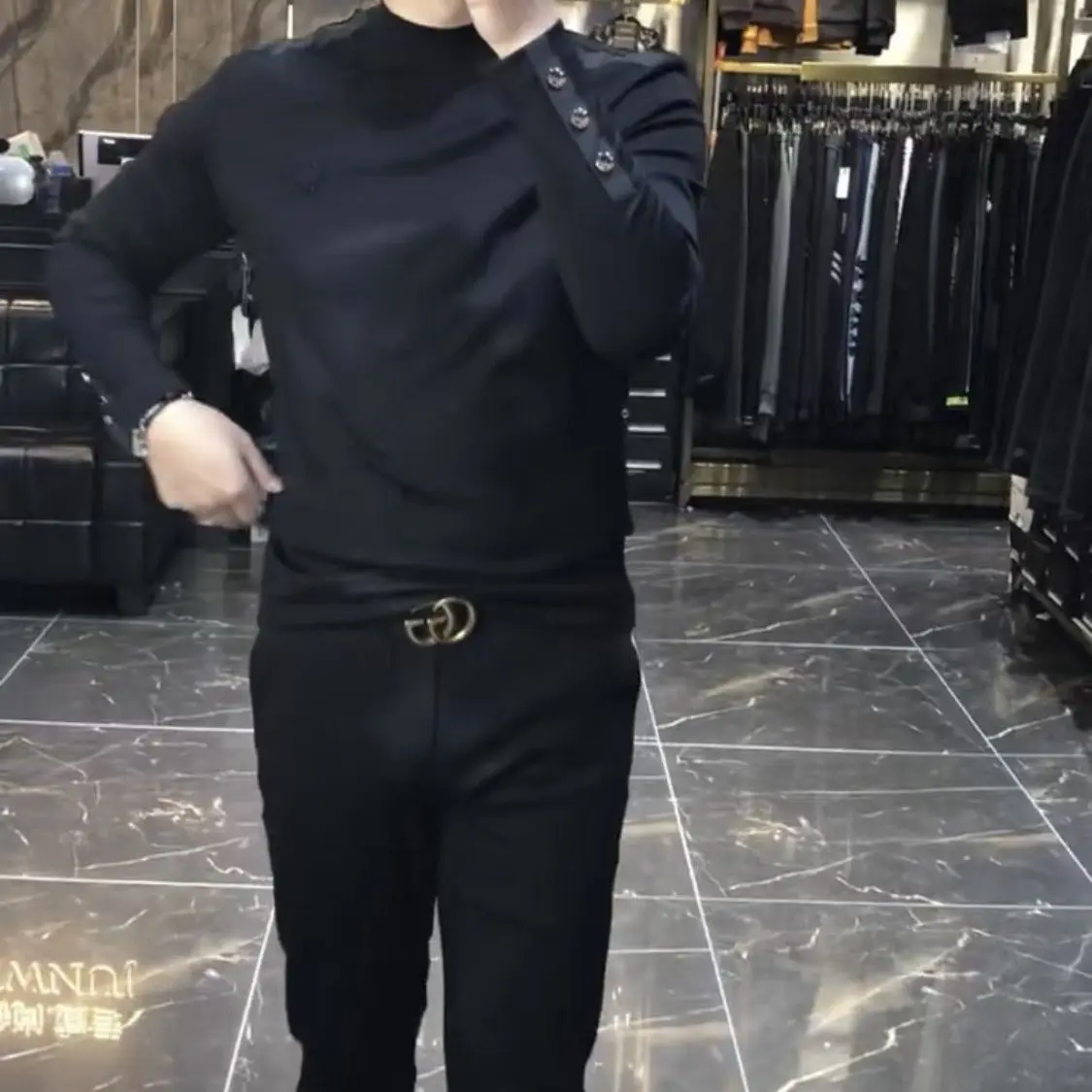 T-shirt a maniche lunghe di tendenza alla moda nera per il tempo libero d'affari di lusso leggero da uomo autunno e inverno 3