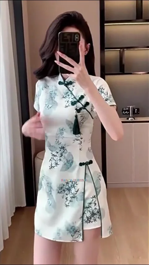 Ципао с национальным цветочным принтом