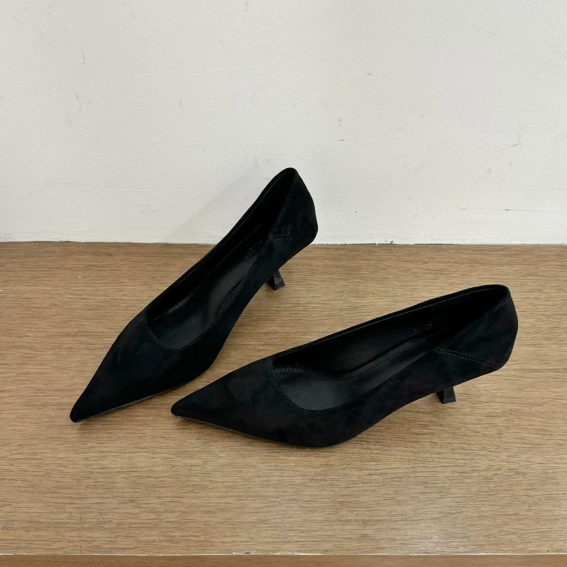 블랙 벨벳 표면 포인티드 토 캣힐 여성화 출퇴근 플랫 스프링 가을 신상 부드러운 가죽 안감
