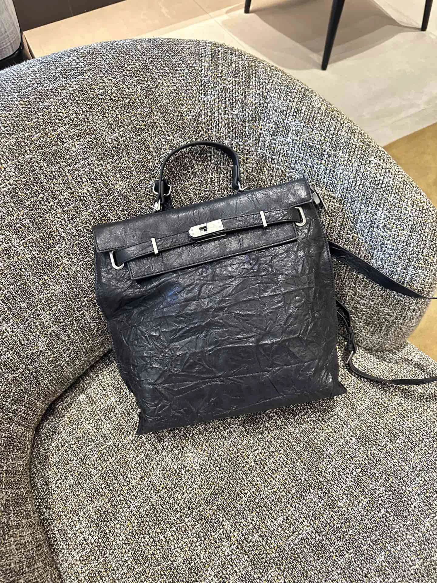 

Soft pleated leather shoulder bag with detachable strap 984