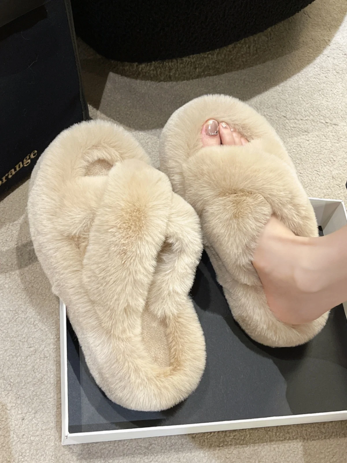 

Тапки женские на плоской подошве, плюшевые шлепанцы, на платформе, сланцы, модные меховые роскошные, Резиновая обувь, лето 2023