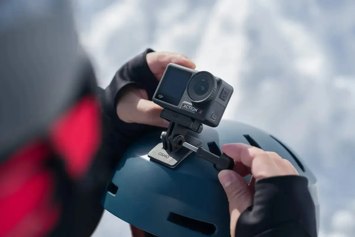 Lot de 2 supports adhésifs incurvés pour DJI Osmo Action sur fond blanc