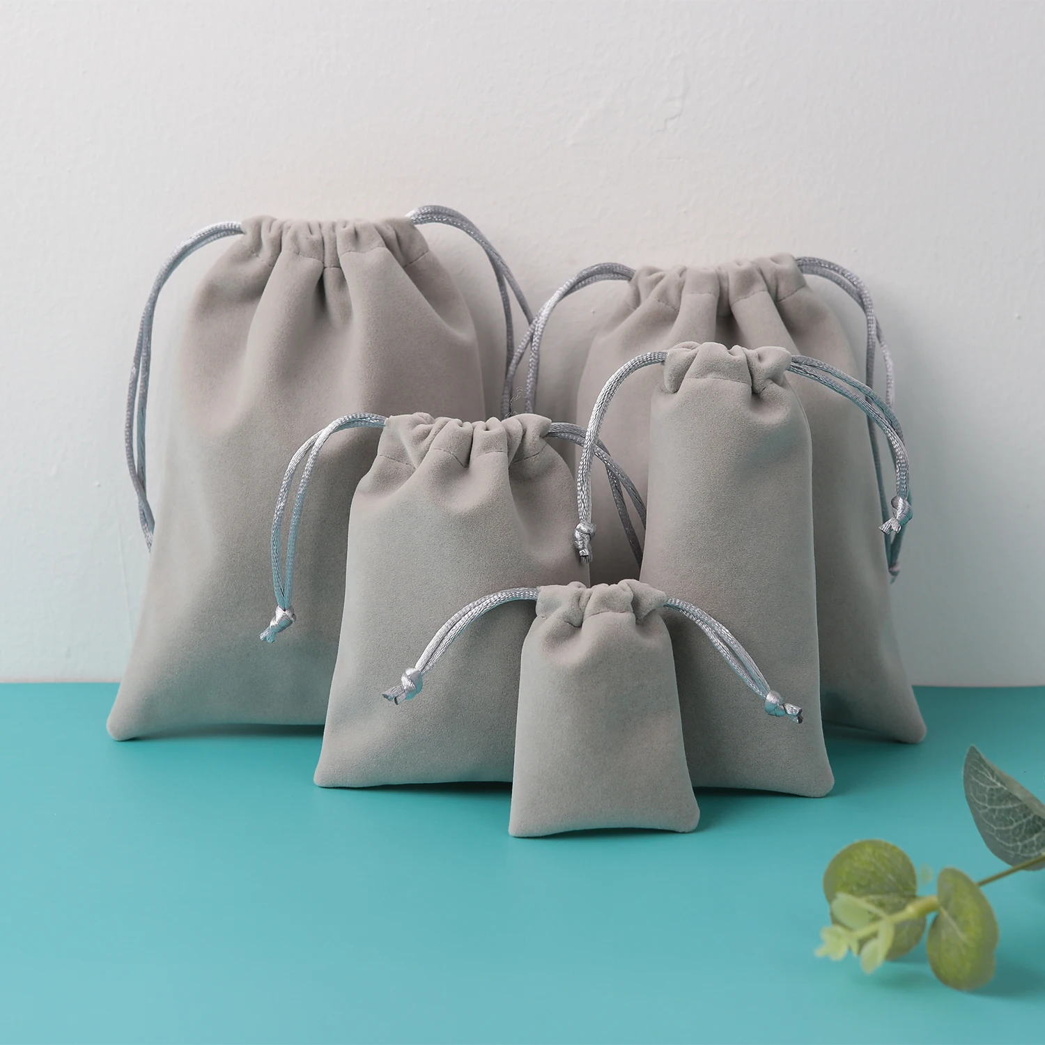 

1pcs Drawstring Velvet Jewelry Small Gift Bags 7x9cm Wedding Favors For Guests Candy Mama Eyelashes Lipstick Cosmetic Girls Bag