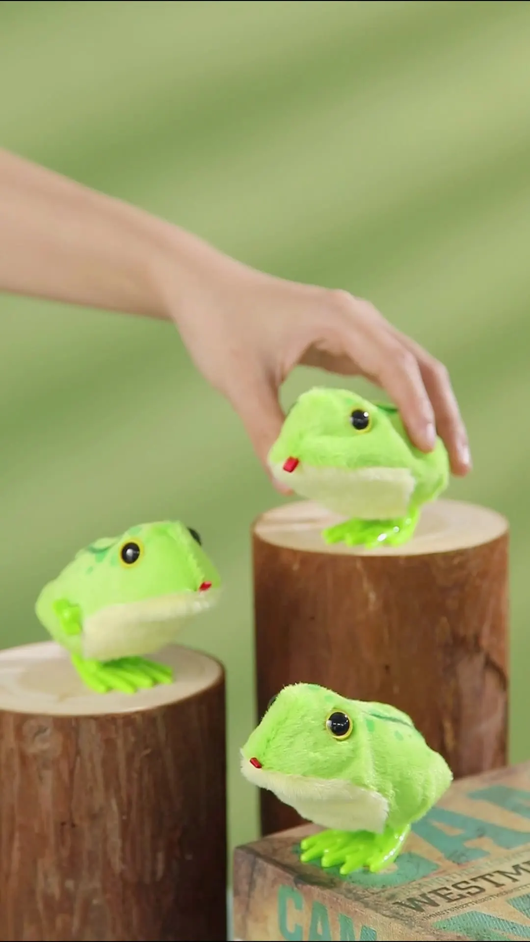 

new Boutique Jumping Frog Clockwork Toy Simulation Jumping Frog Interactive Toy funny Pendant keychain kids Birthday Gift