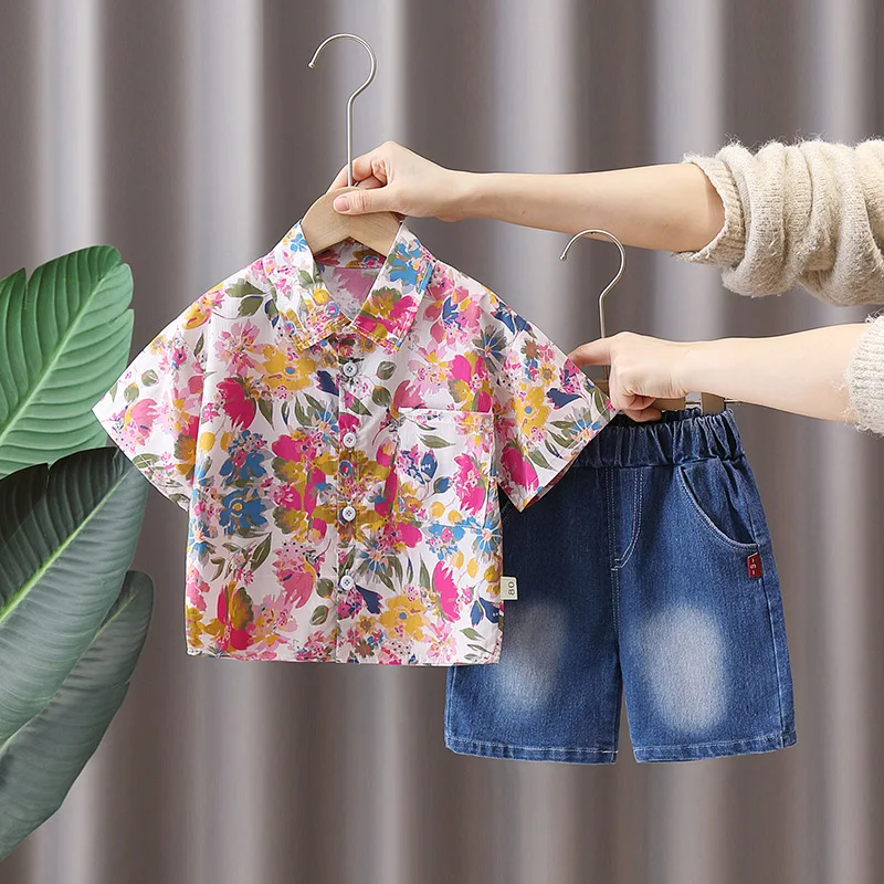 

Корейский Летний комплект детской одежды из 2 предметов для мальчиков, хлопковая рубашка с цветочным рисунком и джинсовые шорты с эластичным поясом, 2024