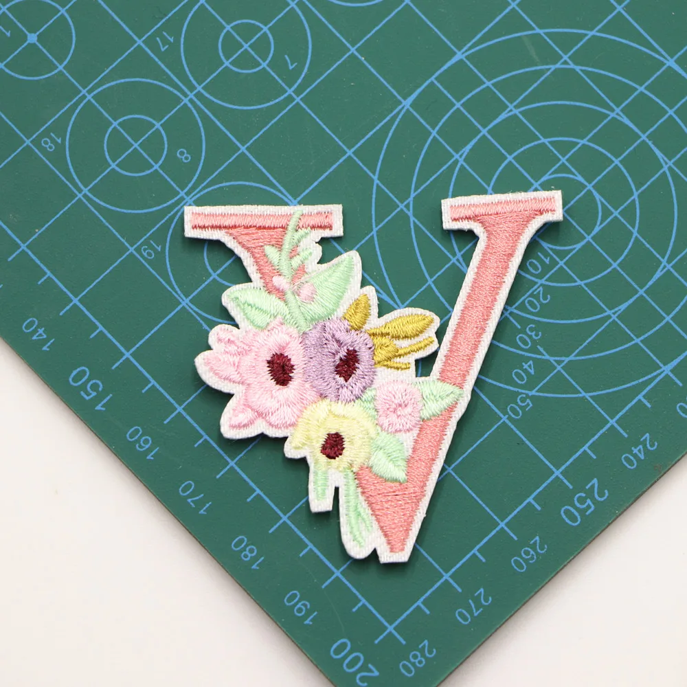 1PC Rosa Blume Brief Stickerei Patches Eisen Auf Buchstaben Patch A-Z Nähen Auf Gestickte Patches Für Kleidung Name logo Diy – Detail 27