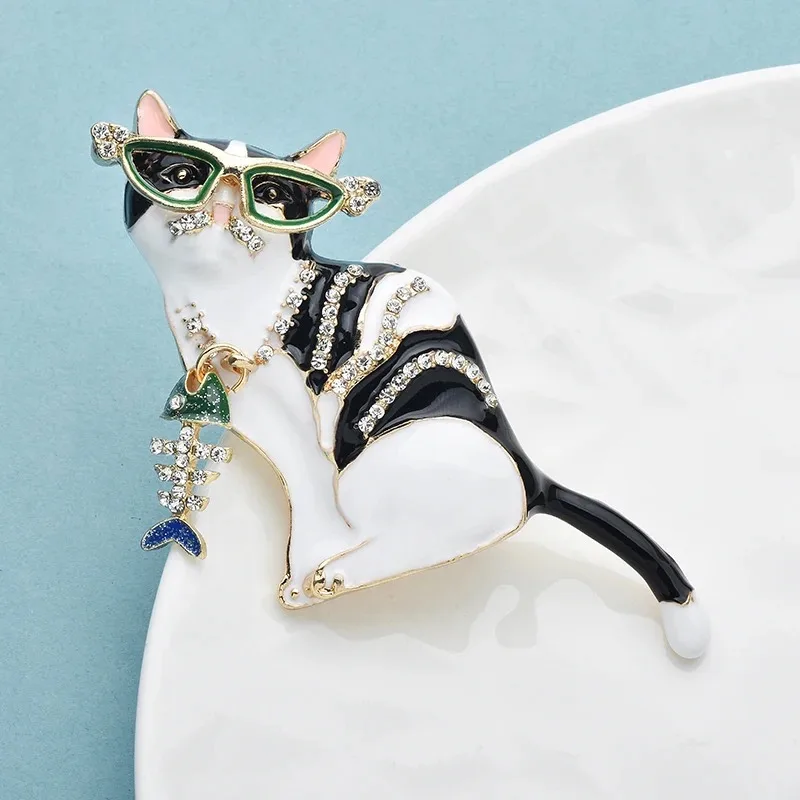 Fish Bone Cat Brooch, Alloy Enamel, Cute Pet Animal, Women's Clothing, Backpack Jewelry Gift, Creative Fashionable and Versatile