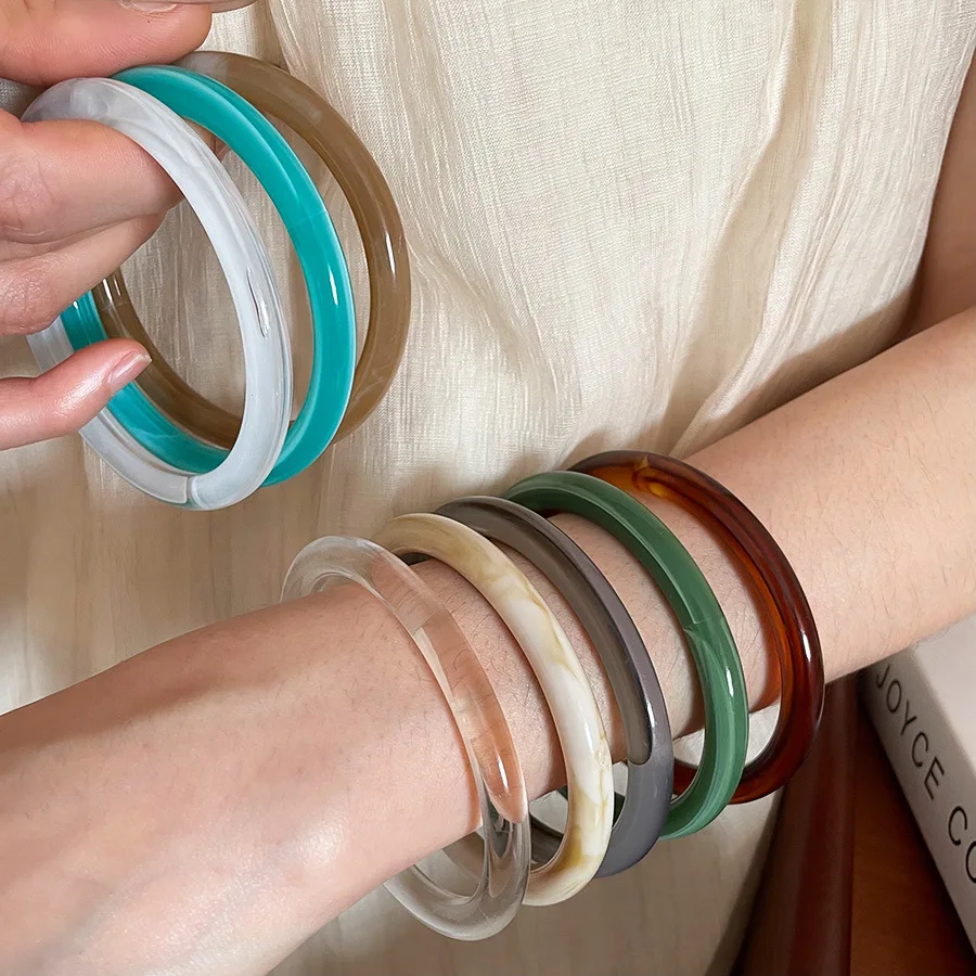 Sleek Resin Acrylic Jade-Style Women's Fashion Bangle Bracelet