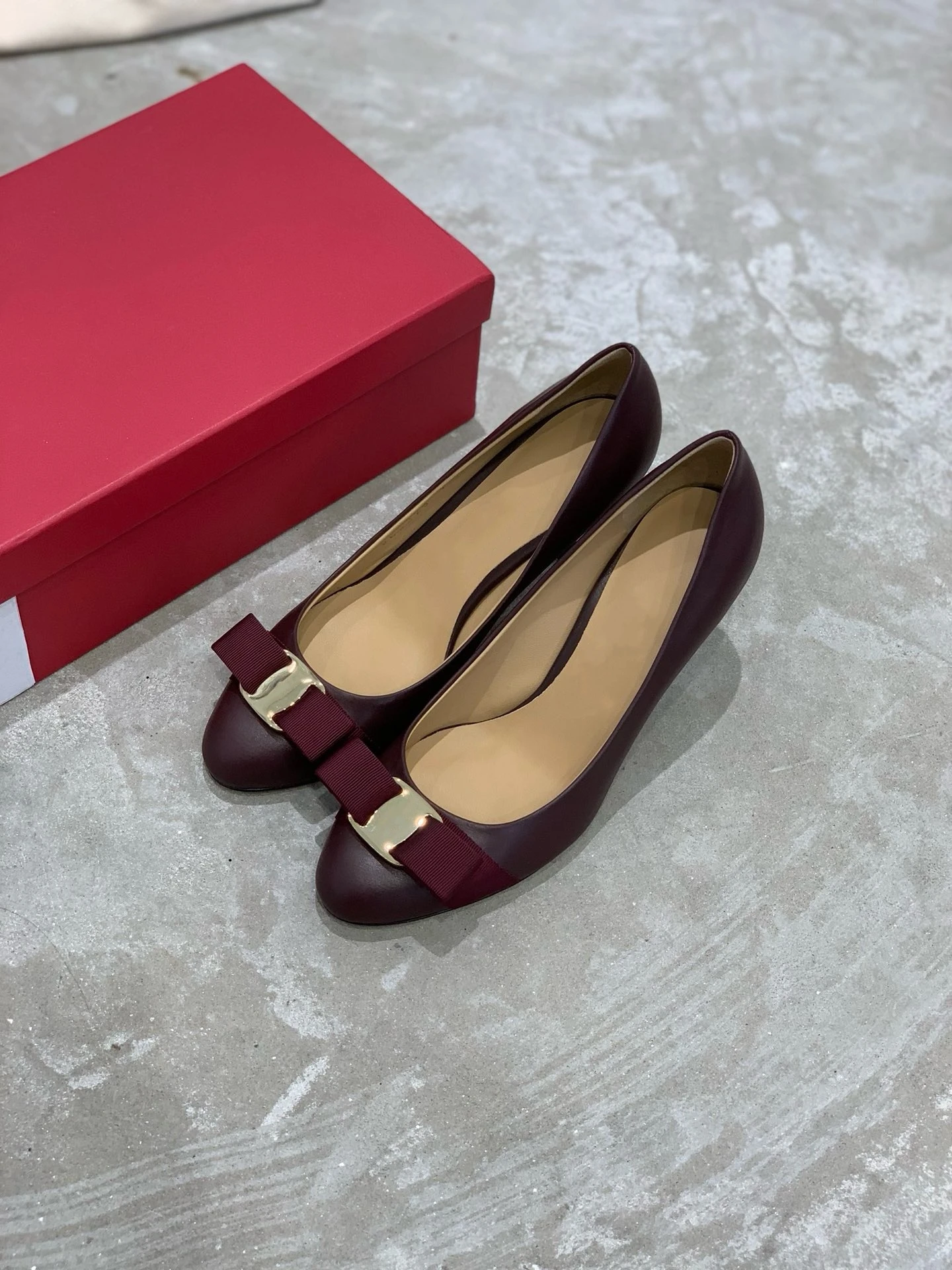 

Туфли-лодочки из натуральной кожи с круглым носком и металлической пряжкой