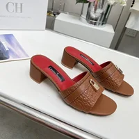 Sandales mules de luxe pour femmes, noires et rouges, marque CH, dessus en cuir gaufré, boucle à fermoir métallique, talon bloc, pour un usage quotidien 2