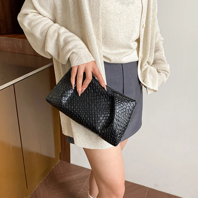 Large Capacity Shoulder Bag New Fashion Popular Woven Commuter Simple Clutch Bags Retro Evening Phone Pocket