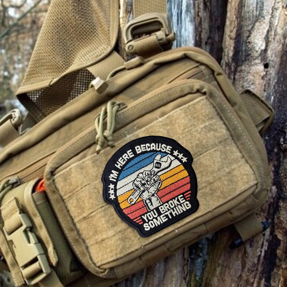주먹을 쥐고 있는 렌치 패치, 당신이 뭔가를 깨뜨렸기 때문에 내가 여기에 있는 것이다, 후크앤루프 자수 패치 배지, 전술 배낭 스티커