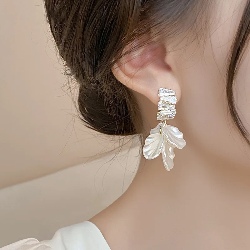 New Summer Zircon Shell Flower Tassel Pendant Stud EarringsFor Women Korean Fashion Design Elegant White Earrings Jewelry Gitfs