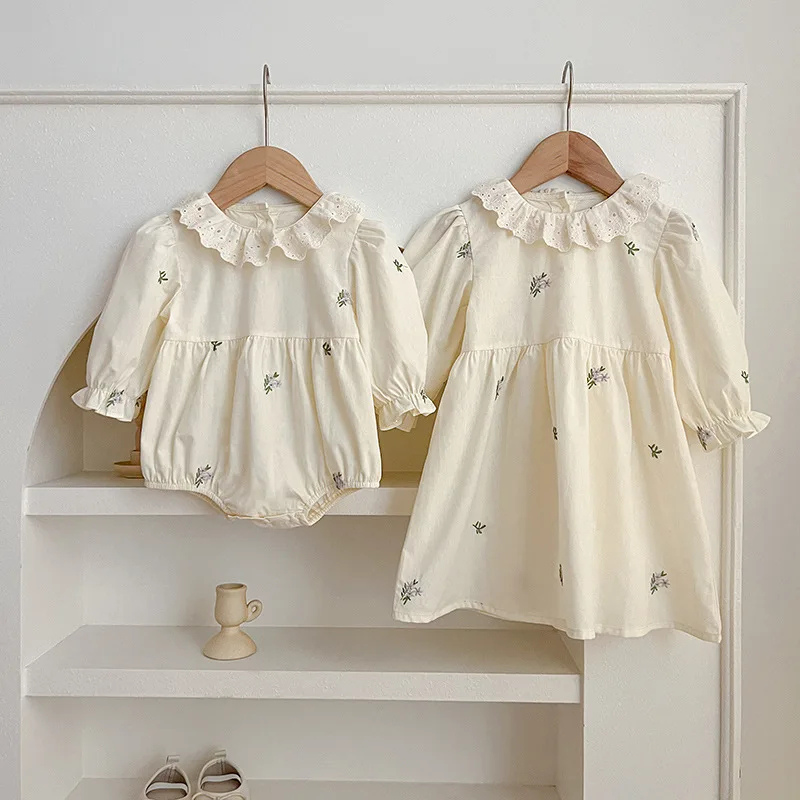 

Весенние Комбинезоны для маленьких девочек, цельное боди с длинным рукавом и запахом для новорожденных девочек, кружевное платье с воротником и вышивкой для девочек и сестер