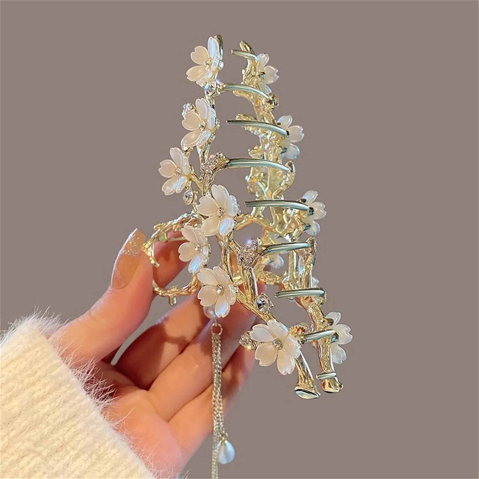 Haarspange mit Blumenperlen und Quasten, florale Hai-Haarspange für Damen, Hochsteckfrisur, Dutt, schlichter Stil, stabiler Griff, Krallenclip – Detail 1