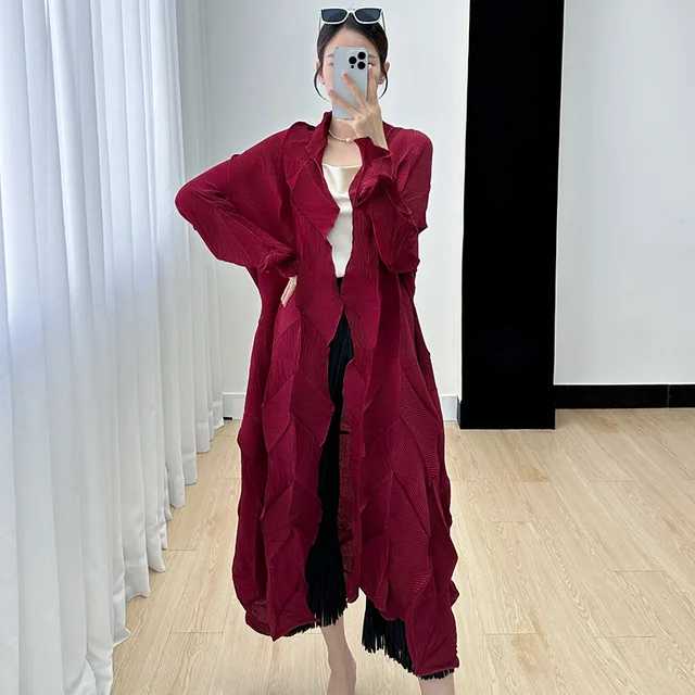매력적으로 보여주며 날씨 변화에 대비한 세련된 miyake 여성용 주름 트렌치 코트