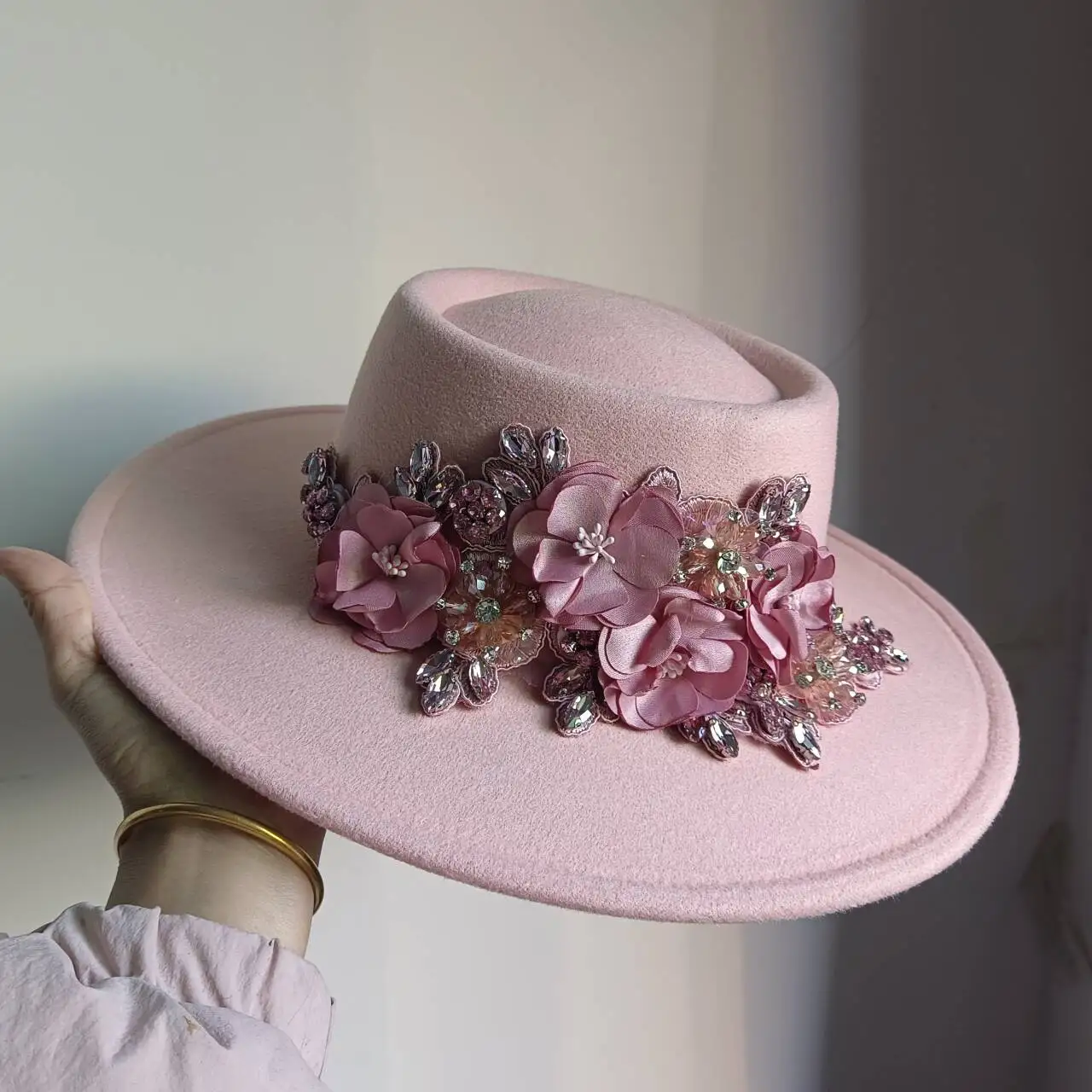 9,5 cm Krempe Fedora Hut 3D Strass Blume Fedora frauen Jazz Hut Panama Französisch Elegante Fedora Hochzeit Hut sombrero mujer – Detail 10