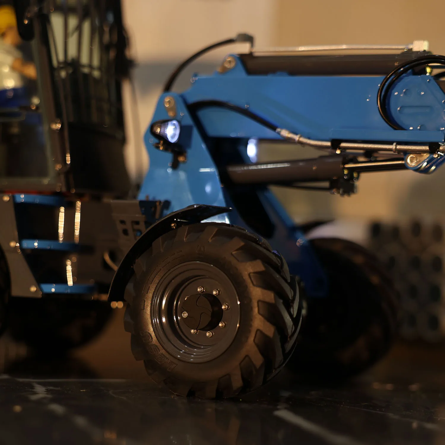 US Stock LESU AT1050 RC Hydraulic Loader 1/14 RC Fork Truck Telescopic Arm Radio Control Loaders Model Construction Vehicle Toys 6